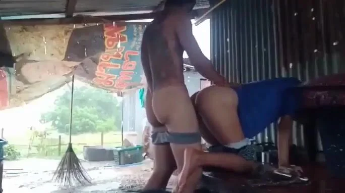 Không thấy ai ở nhà cậu họ liền đè cháu gái 2k4 đụ ở ngoài nhà như chỗ không người.